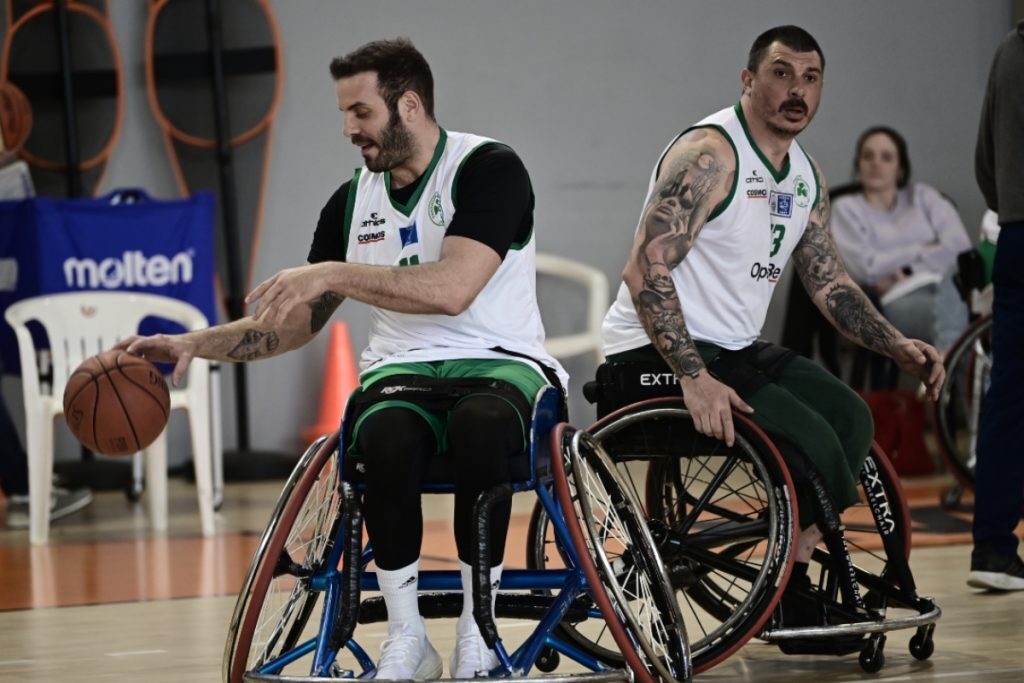 Νίκος Παππάς: Η πρώτη εμφάνιση με την ομάδα του Παναθηναϊκού με αμαξίδιο [βίντεο]