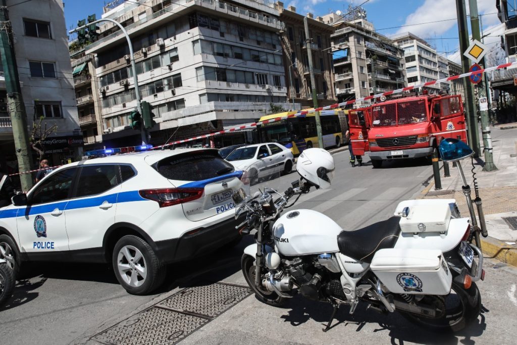 Χαμός στην ΑΣΟΕΕ: Εσπασαν περιπολικό, κυνήγησαν αστυνομικό – Πυροβολισμοί στον αέρα και δικογραφία