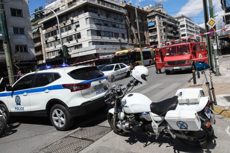 Χαμός στην ΑΣΟΕΕ: Εσπασαν περιπολικό, κυνήγησαν αστυνομικό – Πυροβολισμοί στον αέρα και δικογραφία