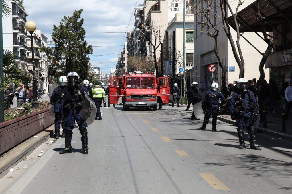 ΑΣΟΕΕ: Φωτιά σε κάδους σκουπιδιών έξω από την ΑΣΟΕΕ – Οι πρώτες εικόνες