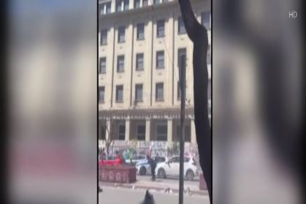 Χαμός στην ΑΣΟΕΕ: Η στιγμή της επίθεσης στο περιπολικό – Στο νοσοκομείο τρία άτομα, δικογραφία για τ