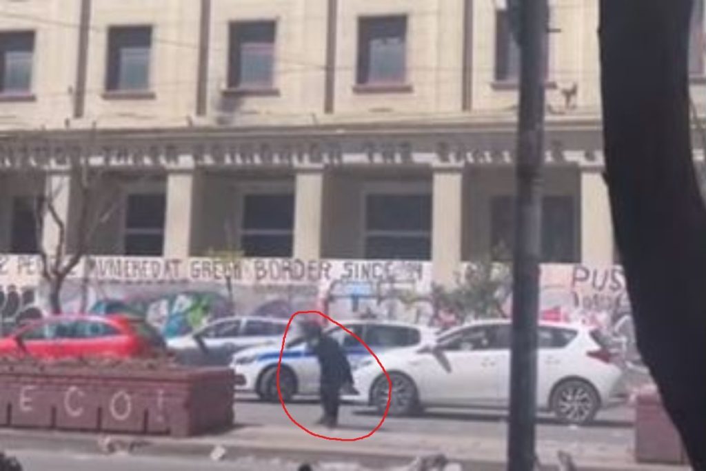 ΑΣΟΕΕ: «Τους είπα ότι έχω όπλο, αλλά συνέχισαν να πετάνε πέτρες» – Τι είπε ο αστυνομικός που π