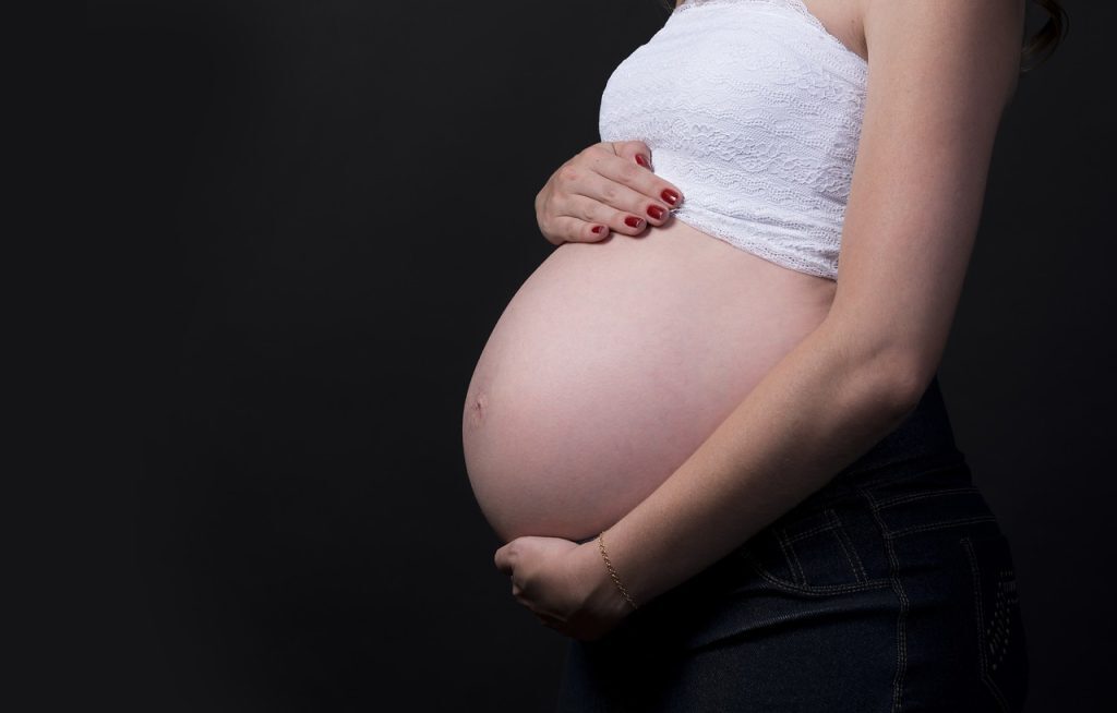 Θεσσαλονίκη: Χειροπέδες σε 24χρονο – Κατηγορείται ότι ξυλοκόπησε την έγκυο σύζυγό του