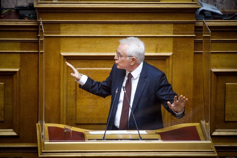 ΣΥΡΙΖΑ: Δυο γυναίκες στα μαχαίρια ενώ μία τρίτη τρίβει… τα χέρια της με Ραγκούση