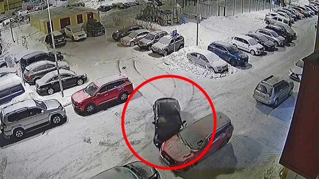 Ρωσία: Μεθυσμένη οδηγός συγκρούστηκε με 7 οχήματα σε υπαίθριο πάρκινγκ [βίντεο]