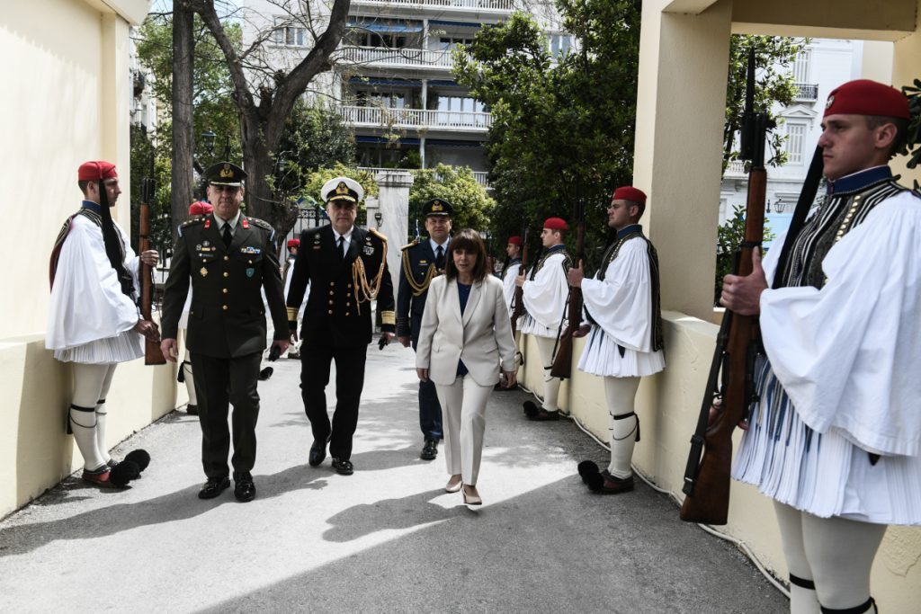 H Σακελλαροπούλου επισκέφθηκε την Προεδρική Φρουρά – Αντάλλαξε ευχές με τους Εύζωνες