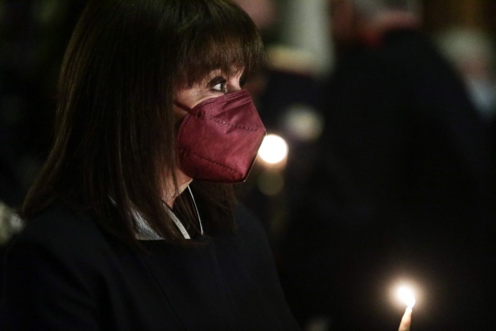 Στη Μητρόπολη για την Ανάσταση η Σακελλαροπούλου