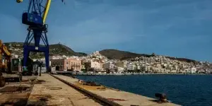 Σύρος: Εισροή υδάτων σε καταμαράν – 10 άτομα περισυλλέγονται από Λιμενικό και αλιευτικό