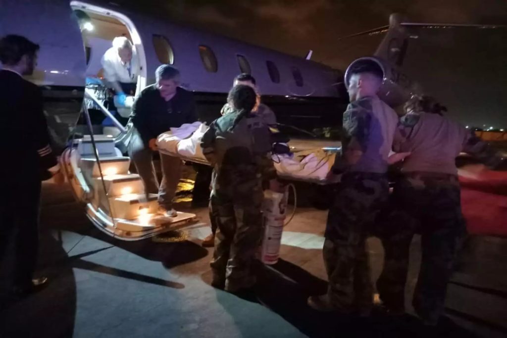 Σουδάν: Η στιγμή που μεταφέρεται διασωληνωμένος ο τραυματίας από το Τζιμπουτί στην Ελλάδα – Φωτογραφ
