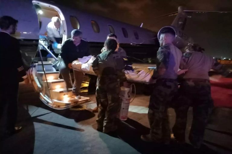 Σουδάν: Η στιγμή που μεταφέρεται διασωληνωμένος ο τραυματίας από το Τζιμπουτί στην Ελλάδα – Φωτογραφίες ντοκουμέντα