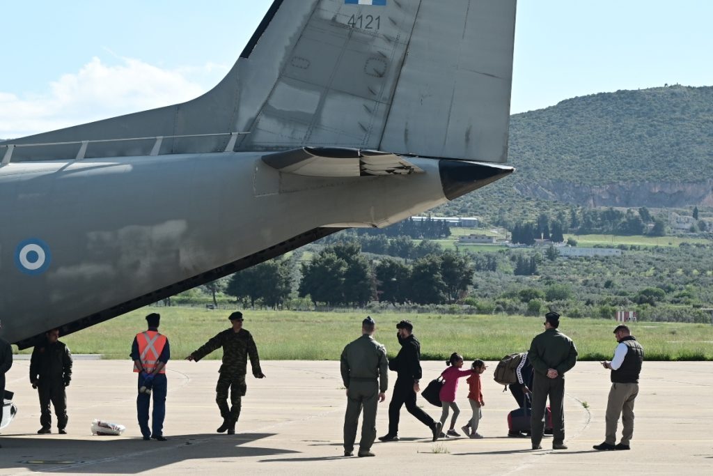 Σουδάν: Προσγειώθηκε στην Τανάγρα το C-27 – Έφτασαν άλλοι 16 Έλληνες, ανάμεσά τους και παιδιά 