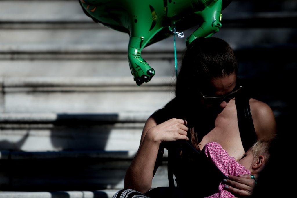 Θρίλερ στην Καλαμάτα: Βρέφος 42 ημερών άρχισε να μελανιάζει την ώρα που θήλαζε σε πλατεία – Σωτήρια επέμβαση από πυροσβέστες
