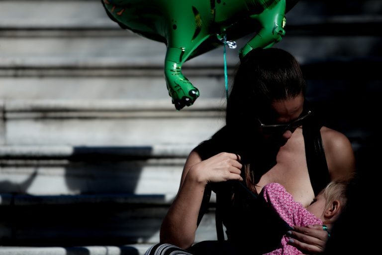 Θρίλερ στην Καλαμάτα: Βρέφος 42 ημερών άρχισε να μελανιάζει την ώρα που θήλαζε σε πλατεία – Σωτήρια επέμβαση από πυροσβέστες