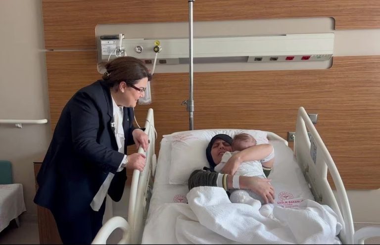 Σεισμός στην Τουρκία: Μητέρα ξαναβρήκε την κόρη της 2 μήνες μετά, χάρη σε τεστ DNA