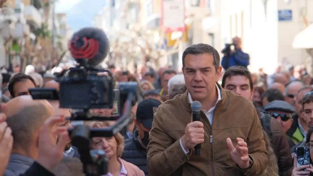 Τσίπρας από Νέα Σμύρνη: «Προκαλώ τον κ. Μητσοτάκη να συζητήσουμε και να αφήσει τα παραμύθια»