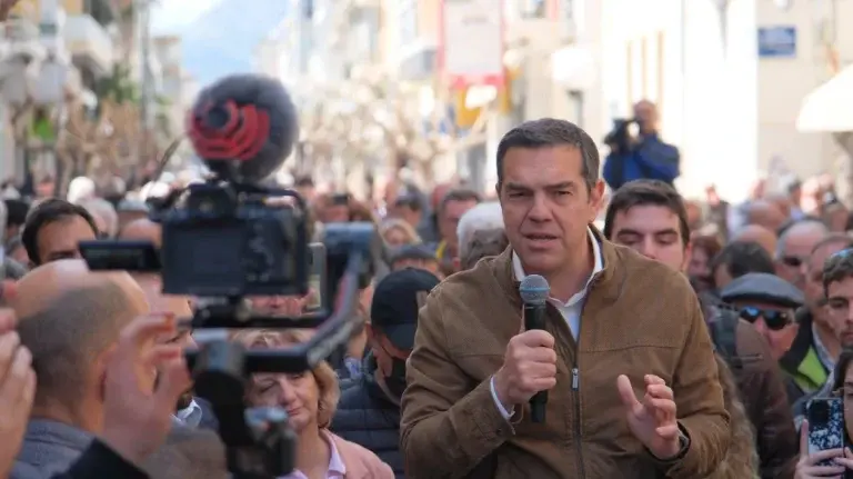 Τσίπρας από Νέα Σμύρνη: «Προκαλώ τον κ. Μητσοτάκη να συζητήσουμε και να αφήσει τα παραμύθια»