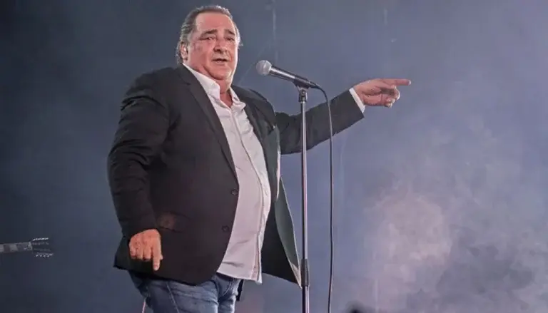 Δύσκολες ώρες περνά ο Βασίλης Καρράς: «Δίνει γενναία μία μάχη – Πηγαινοέρχεται στα νοσοκομεία» [Βίντεο]