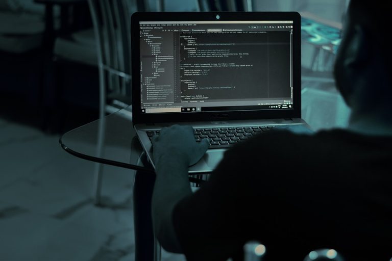 Θεσσαλονίκη: Απατεώνες εξαπατούσαν πολίτες με δήθεν αγγελίες και αποκτούσαν πρόσβαση στους λογαριασμούς τραπέζης