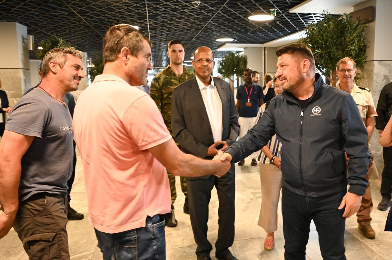 Έφτασαν στην Ελευσίνα οι πρώτοι Έλληνες από το Σουδάν - Σε εξέλιξη δεύτερη επιχείρηση για διασωληνωμένο Έλληνα τραυματία