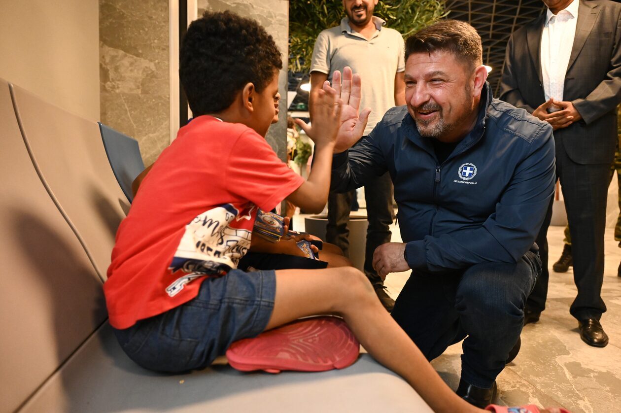 Έφτασαν στην Ελευσίνα οι πρώτοι Έλληνες από το Σουδάν - Σε εξέλιξη δεύτερη επιχείρηση για διασωληνωμένο Έλληνα 