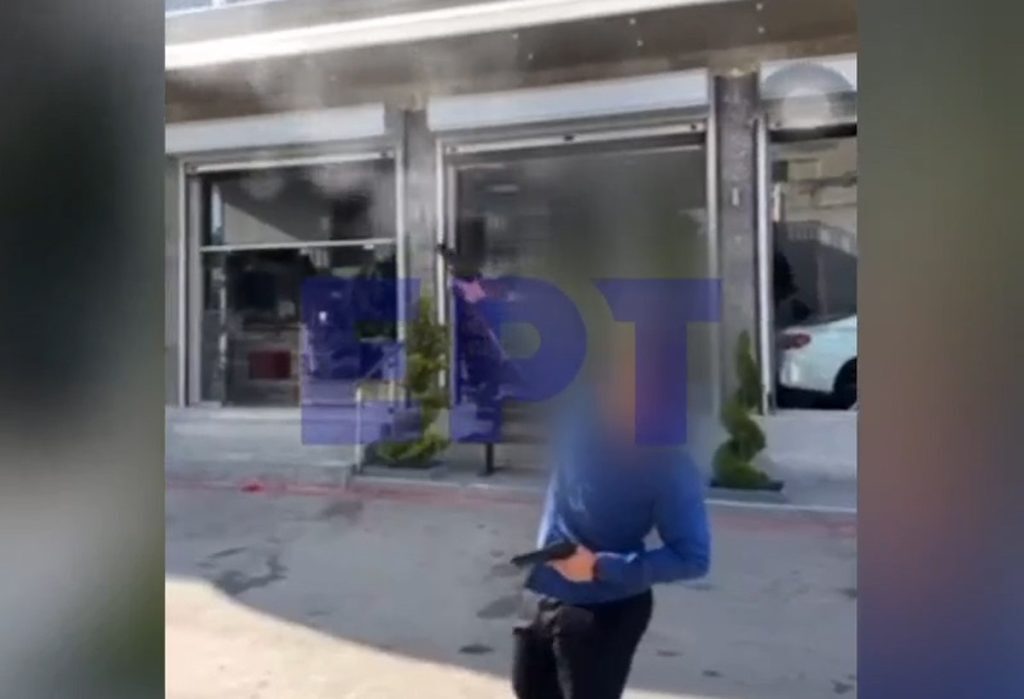 Άνω Λιόσια – Βίντεο ντοκουμέντο: Άνδρας πυροβολεί στον αέρα με δυο πιστόλια