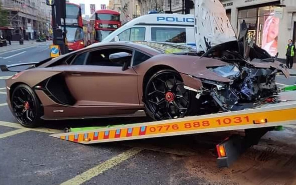 Lamborghini Aventador SVJ καρφώνεται σε λεωφορείο!