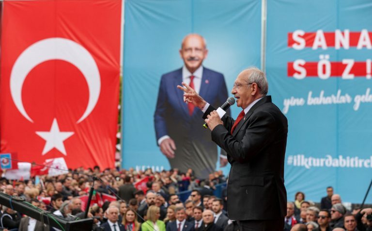 Τουρκία: Με αλεξίσφαιρο γιλέκο εμφανίστηκε σε προεκλογική συγκέντρωση ο Κιλιτσντάρογλου
