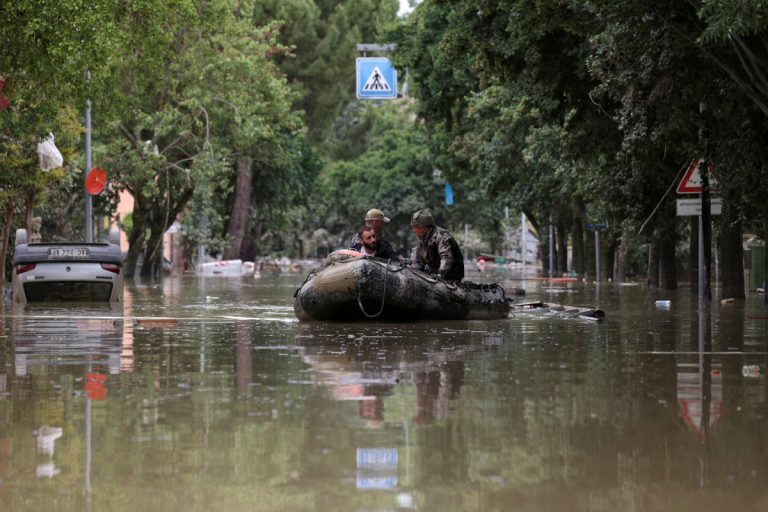 Ιταλία: Η Εμίλια Ρομάνια βυθισμένη στα νερά και τη λάσπη – Τουλάχιστον 13 νεκροί