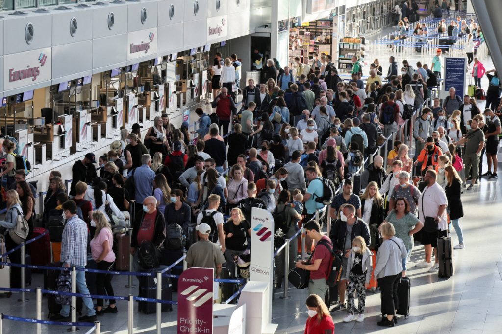 Βρετανία: Ταλαιπωρία για τους επιβάτες στα αεροδρόμια λόγω προβλήματος στον έλεγχο διαβατηρίων