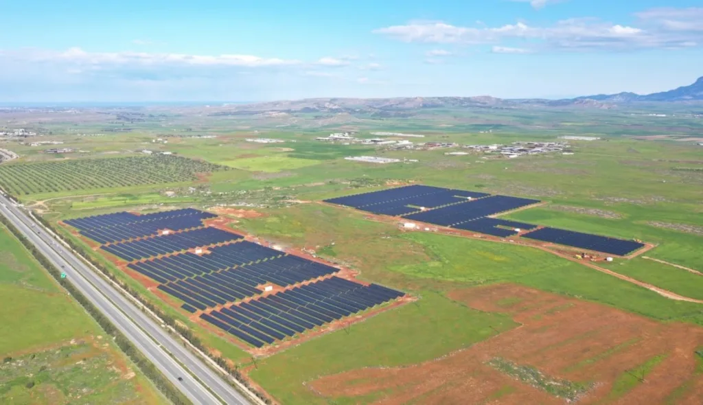Στη πρώτη της επένδυση σε ΑΠΕ προχωρά η HELLENiQ ENERGY στην Κύπρο