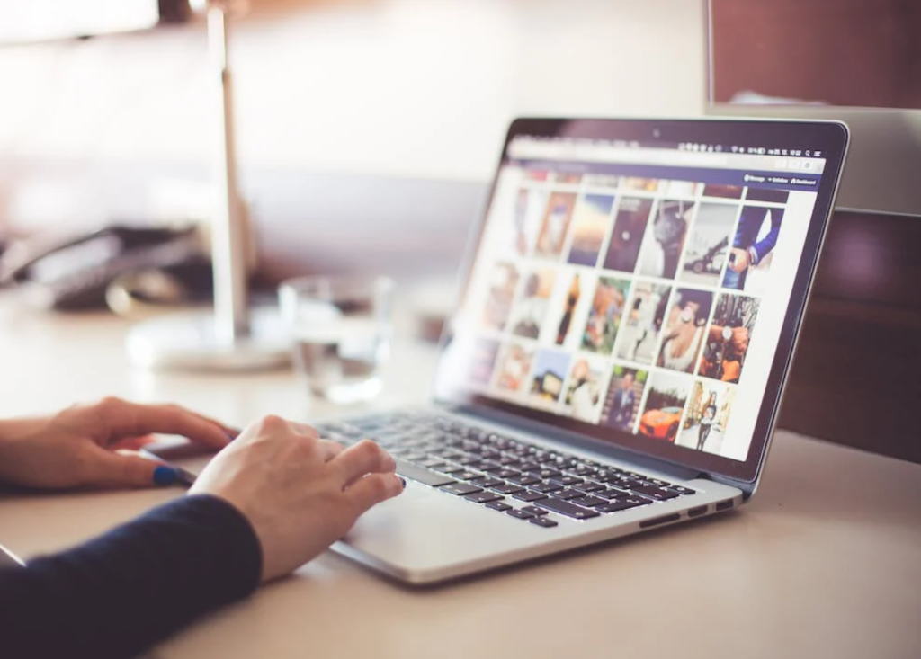 Τι πρέπει να προσέχουμε στα social media -Πότε γίνονται επικίνδυνα;