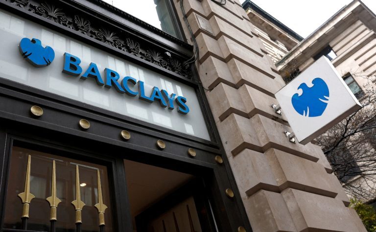 «Βόμβα» στην Barclays: Απολύει 5.000 εργαζομένους μέχρι τα Χριστούγεννα – Η τεχνητή νοημοσύνη αλλάζει τα πάντα