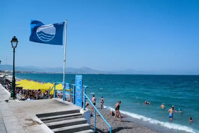 Γαλάζια Σημαία: Αυτές είναι οι 617 καθαρές παραλίες – Πρωτιά για τη Χαλκιδική, ποιες βρίσκονται στην Αττική [λίστα]
