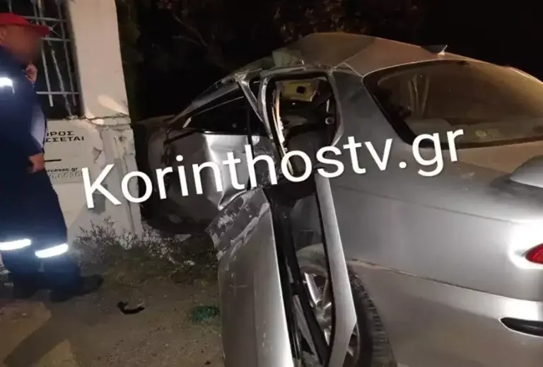 Βαρύτατο τροχαίο στην Κόρινθο: Αυτοκίνητο έπεσε πάνω σε μάντρα σπιτιού – Τρεις τραυματίες στο νοσοκομείο [βίντεο]