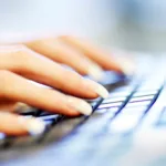 Χαμός από τις διαδικτυακές απάτες: Κομισιόν καλεί Apple, Google, Microsoft και Booking να δράσουν