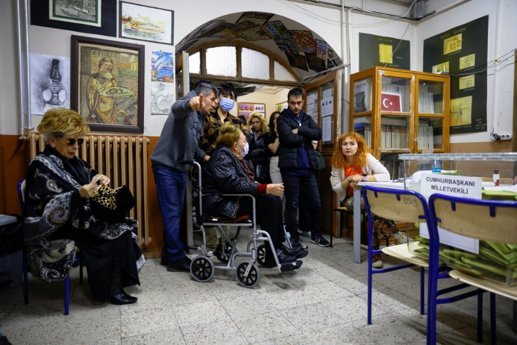 Εκλογές στην Τουρκία: Με κάθε μέσο στις κάλπες οι ψηφοφόροι – Δείτε εικόνες και βίντεο