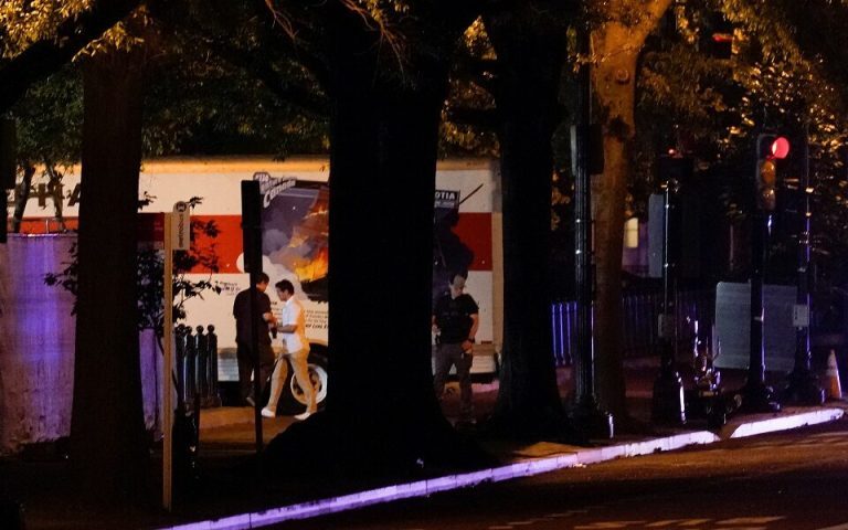 Συναγερμός στον Λευκό Οίκο: Συνελήφθη οδηγός που έπεσε πάνω σε μπάρες
