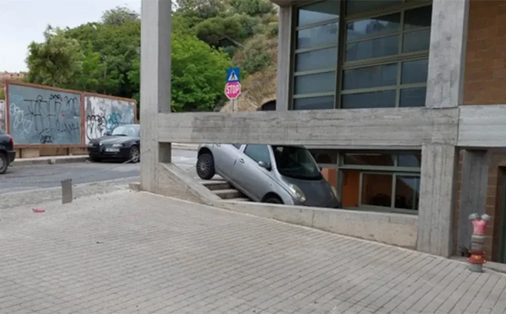 Κρήτη: Αυτοκίνητο «μπούκαρε» στο Πολιτιστικό Κέντρο Ηρακλείου [Εικόνες]