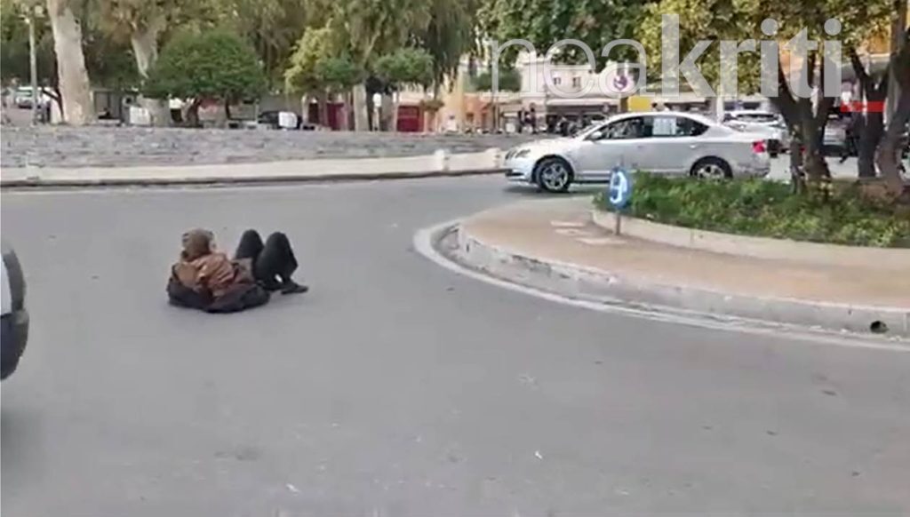 Ηράκλειο: Σοκ με άνδρα πεσμένο στη μέση του δρόμου – Τα αυτοκίνητα περνούν σχεδόν ξυστά από το