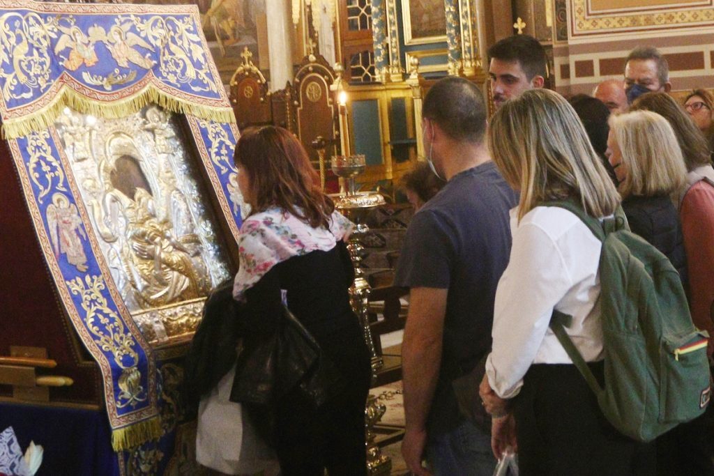 «Άξιον Εστί»: Ουρές στην Ιερά Μητρόπολη Αθηνών – Παρατείνεται έως τις 17 Μαΐου το προσκύνημα τ