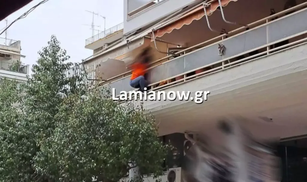 Συναγερμός στη Λαμία: Γυναίκα απειλούσε να πέσει από μπαλκόνι [Εικόνες]