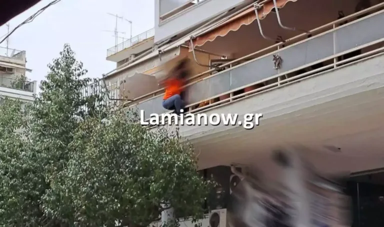 Συναγερμός στη Λαμία: Γυναίκα απειλούσε να πέσει από μπαλκόνι [Εικόνες]
