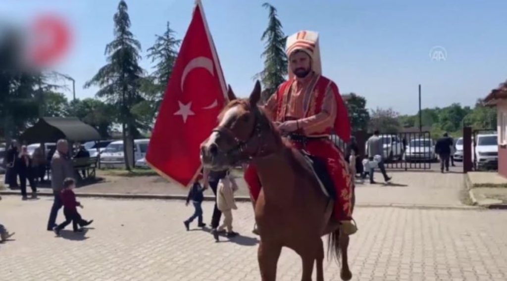 Εκλογές στην Τουρκία: Ακόμα και καβάλα στα άλογα πήγαν για να ψηφίσουν – Τα στραβά και τα παρά
