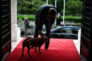 Ο Κυριάκος Μητσοτάκης θέλει να ακολουθήσει μια θεσμική διαδικασία με κάθε επισημότητα, προτού εγκαταλείψει τους χώρους από τους οποίους κυβερνούσε και επιστρέψει στον 3ο όροφο της οδού Πειραιώς.