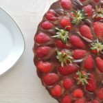 Η συνταγή της ημέρας: Σοκολατένιο cheesecake με φράουλες