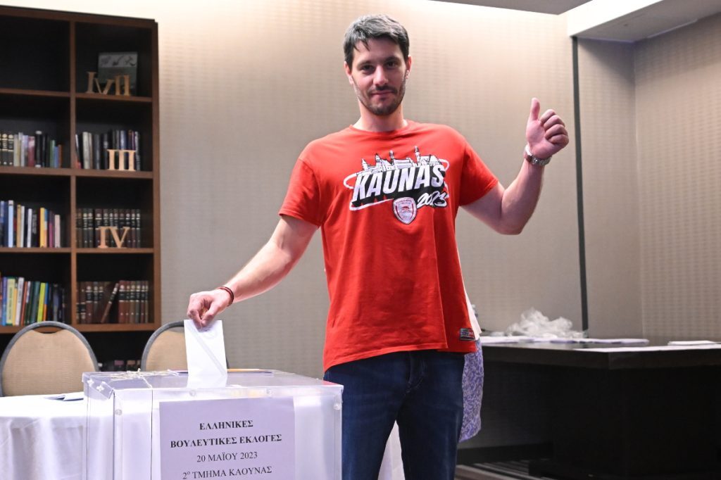 Εκλογές 2023: Οι φίλαθλοι του Ολυμπιακού ψηφίζουν στο Κάουνας