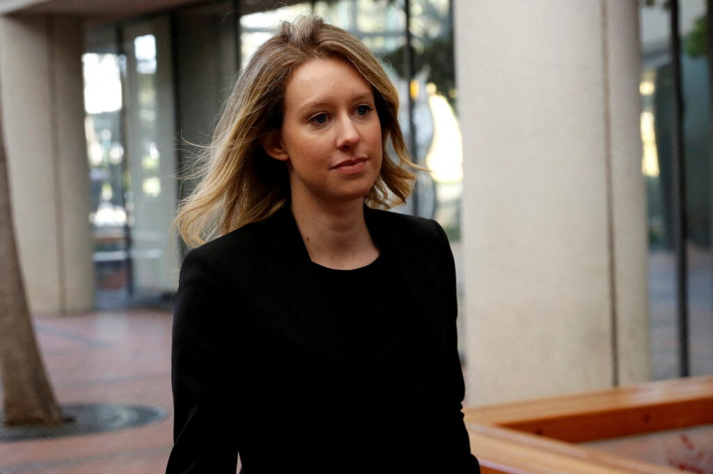 Ελίζαμπεθ Χολμς: Η ιδρύτρια της Theranos καταδικάστηκε σε φυλάκιση και αποζημίωση των θυμάτων της απάτης