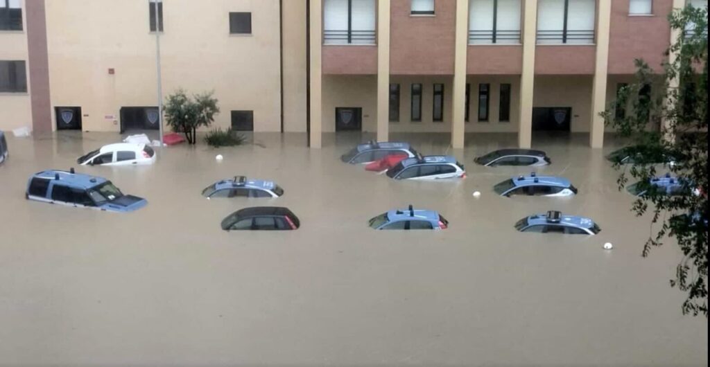 Ιταλία: 8 οι νεκροί από τις πλημμύρες, 13.000 οι εκτοπισμένοι – Συγκλονιστικές εικόνες
