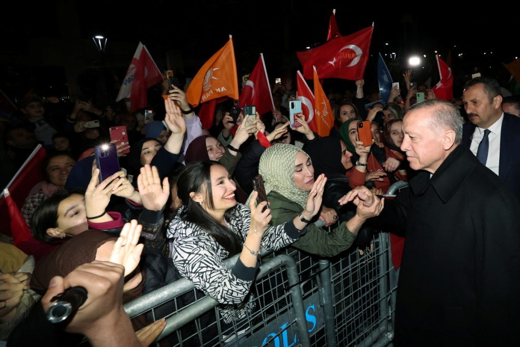 Εκλογές στην Τουρκία-Ερντογάν: «Νίκησε η χώρα μας, το έθνος μας» – Δηλώνει έτοιμος για τον δεύ