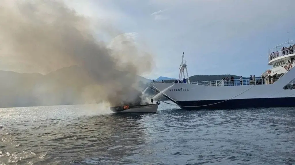 Λευκάδα: Φωτιά σε σκάφος στο Μεγανήσι – Πήδηξαν στη θάλασσα οι δύο επιβαίνοντες